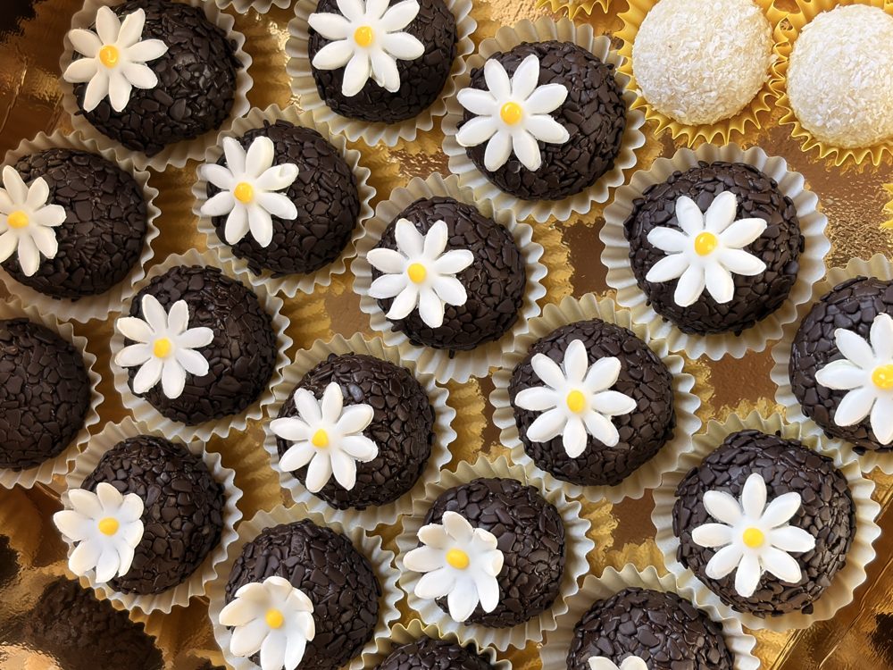 Vassoio di brigadeiro decorati a margherita, Milka Sweet Cakes