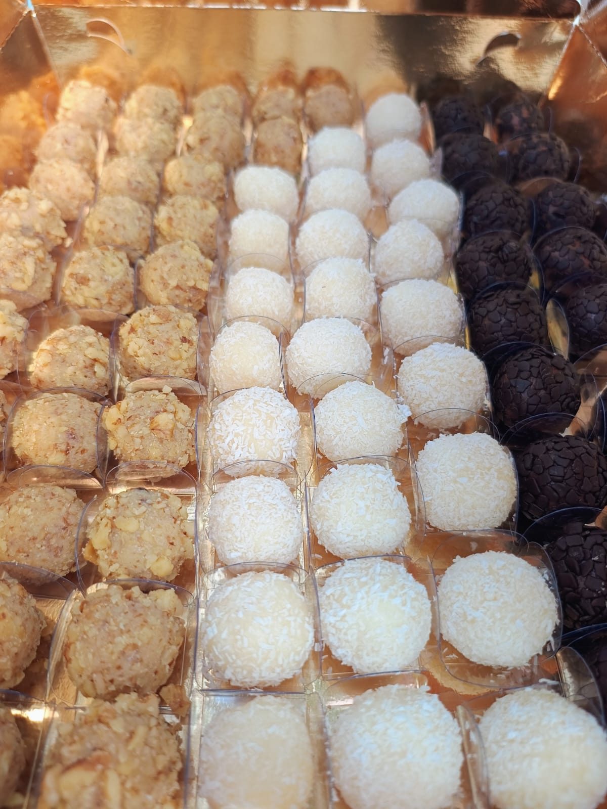 Selezione di brigadeiros e dolcini brasiliani, Milka Sweet Cakes