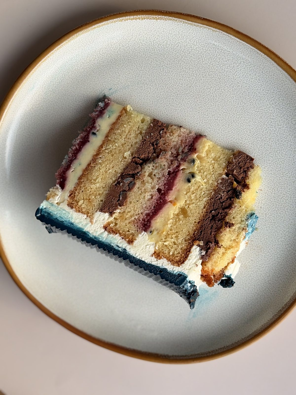 Fetta di torta con strati di crema, Milka Sweet Cakes