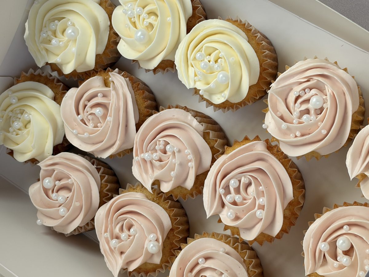 Cupcake con rosa in crema e perle, Milka Sweet Cakes