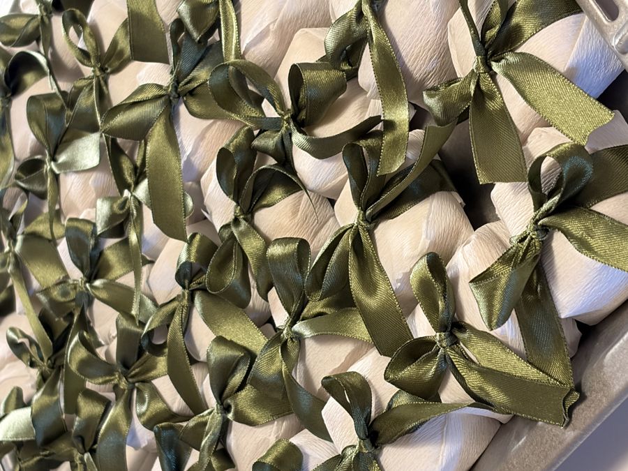Bem-casados confezionati con fiocco verde oliva, Milka Sweet Cakes