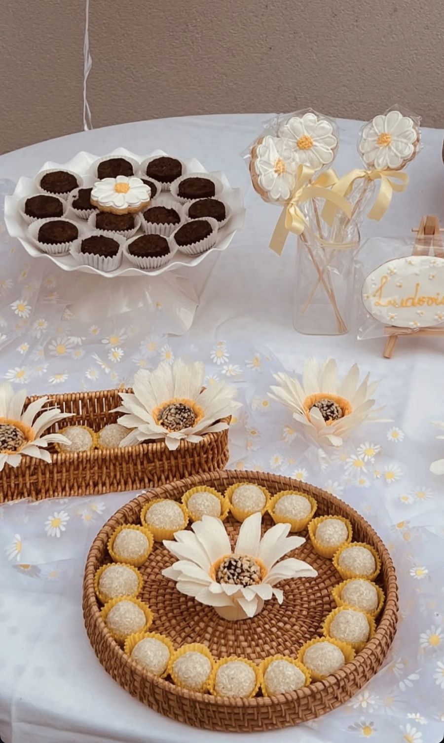 Tavolo di dolci allestito per festa a tema margherite, Milka Sweet Cakes