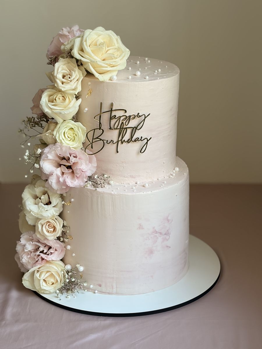 Torta a due piani rosa con rose bianche, Milka Sweet Cakes