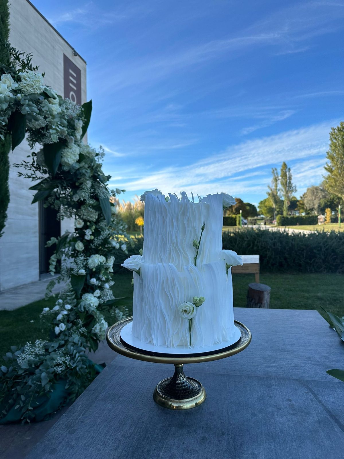 Torta da matrimonio a due piani con rose, Milka Sweet Cakes